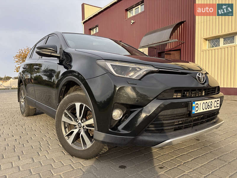 Внедорожник / Кроссовер Toyota RAV4 2015 в Гадяче