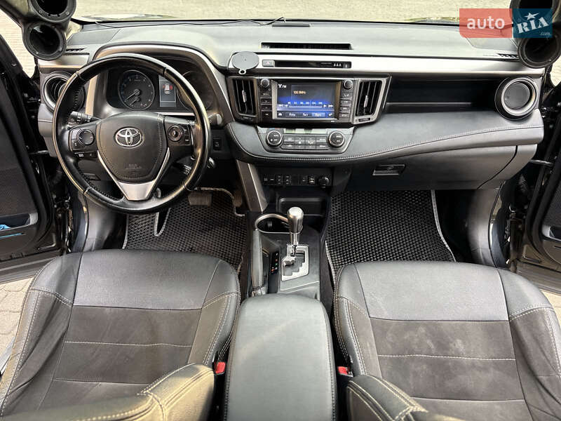 Внедорожник / Кроссовер Toyota RAV4 2015 в Гадяче