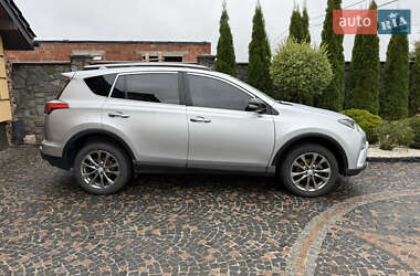 Внедорожник / Кроссовер Toyota RAV4 2017 в 