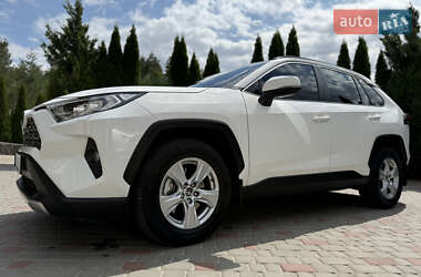 Позашляховик / Кросовер Toyota RAV4 2020 в 