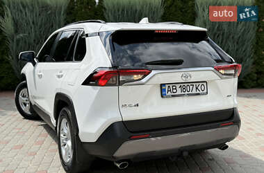 Позашляховик / Кросовер Toyota RAV4 2020 в 