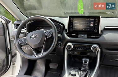 Позашляховик / Кросовер Toyota RAV4 2020 в 