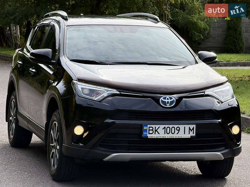 Внедорожник / Кроссовер Toyota RAV4 2017 в Ровно