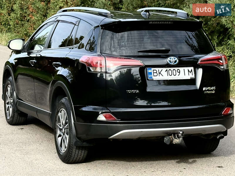 Внедорожник / Кроссовер Toyota RAV4 2017 в Ровно