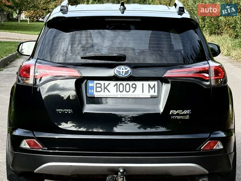 Внедорожник / Кроссовер Toyota RAV4 2017 в Ровно