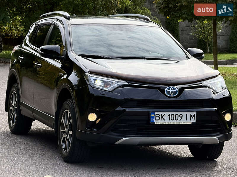 Внедорожник / Кроссовер Toyota RAV4 2017 в Ровно