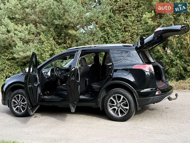 Внедорожник / Кроссовер Toyota RAV4 2017 в Ровно