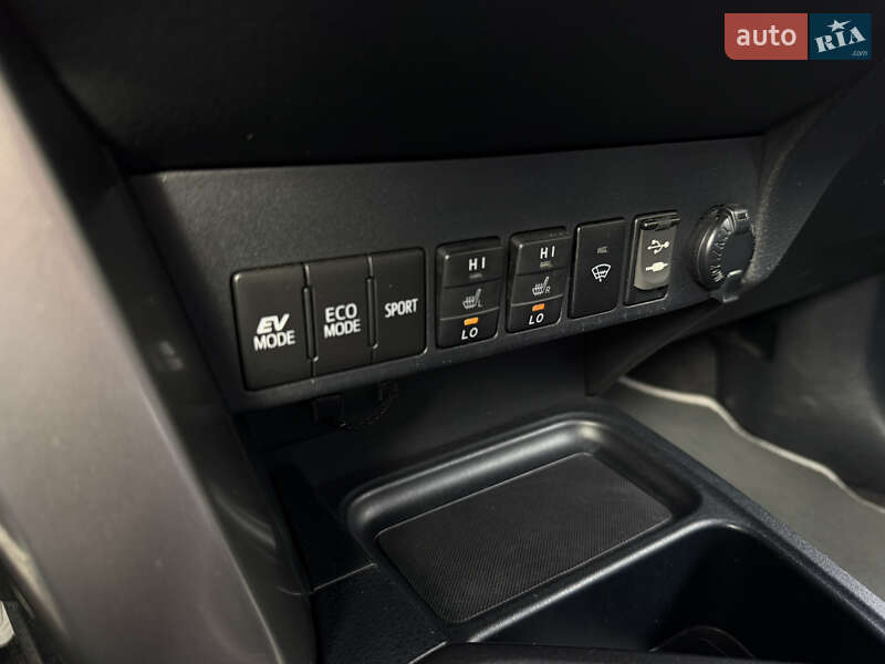 Внедорожник / Кроссовер Toyota RAV4 2017 в Ровно