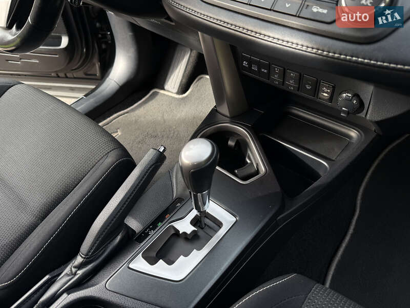 Внедорожник / Кроссовер Toyota RAV4 2017 в Ровно