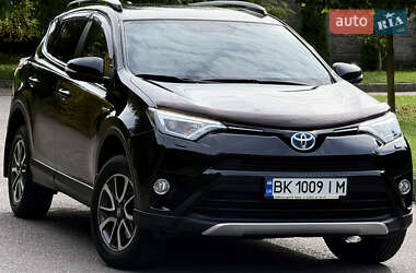 Внедорожник / Кроссовер Toyota RAV4 2017 в Ровно