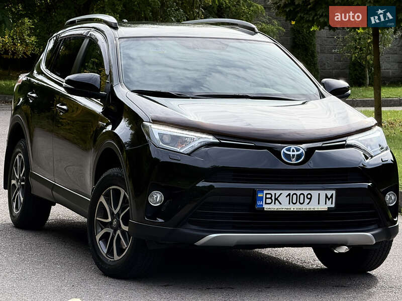Внедорожник / Кроссовер Toyota RAV4 2017 в Ровно