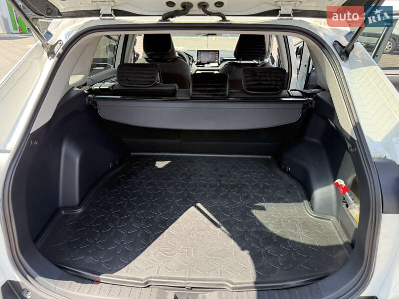 Внедорожник / Кроссовер Toyota RAV4 2019 в Черновцах