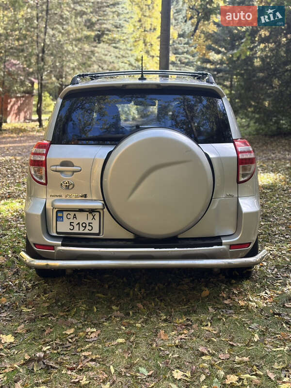 Позашляховик / Кросовер Toyota RAV4 2011 в Умані