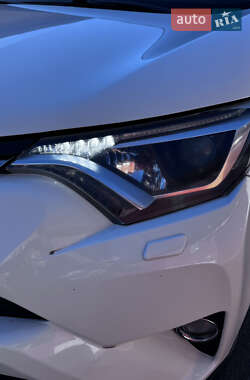 Внедорожник / Кроссовер Toyota RAV4 2017 в 