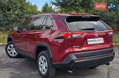Внедорожник / Кроссовер Toyota RAV4 2021 в 