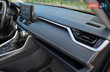 Внедорожник / Кроссовер Toyota RAV4 2021 в 