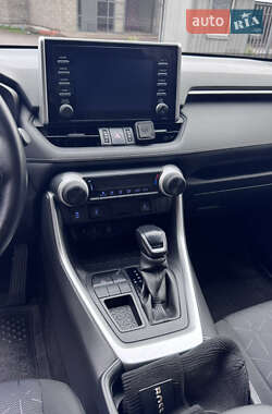 Внедорожник / Кроссовер Toyota RAV4 2020 в 