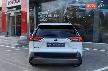 Внедорожник / Кроссовер Toyota RAV4 2019 в 