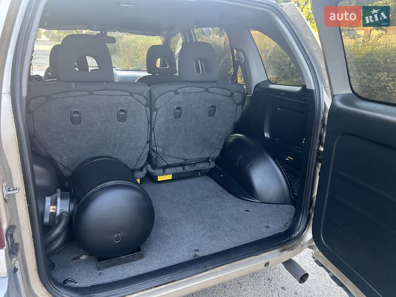 Внедорожник / Кроссовер Toyota RAV4 2005 в Днепре
