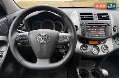Внедорожник / Кроссовер Toyota RAV4 2012 в 