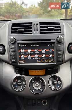 Внедорожник / Кроссовер Toyota RAV4 2012 в 