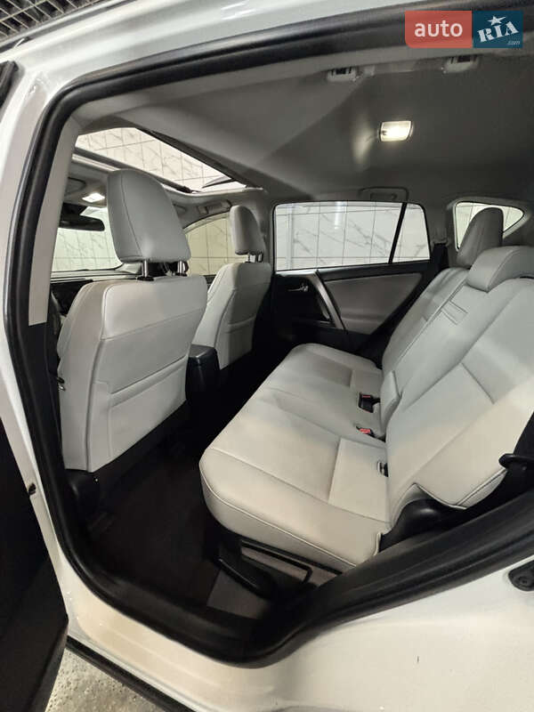 Внедорожник / Кроссовер Toyota RAV4 2016 в Харькове