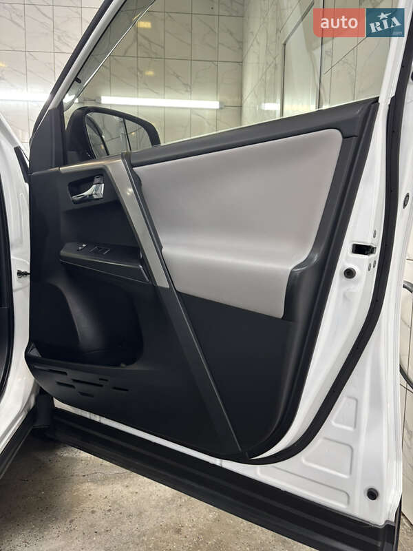 Внедорожник / Кроссовер Toyota RAV4 2016 в Харькове