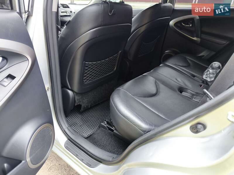 Внедорожник / Кроссовер Toyota RAV4 2006 в Черкассах