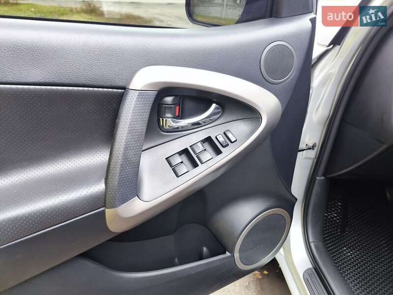 Внедорожник / Кроссовер Toyota RAV4 2006 в Черкассах