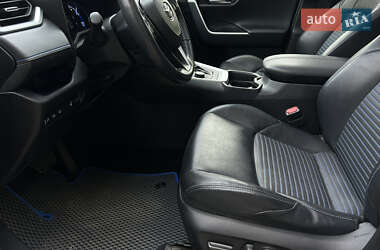 Внедорожник / Кроссовер Toyota RAV4 2020 в 