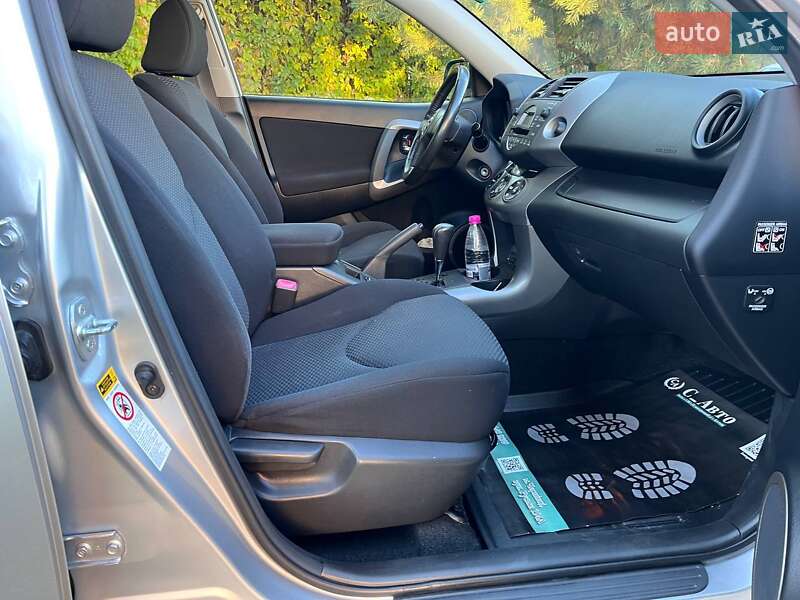 Внедорожник / Кроссовер Toyota RAV4 2006 в Черновцах