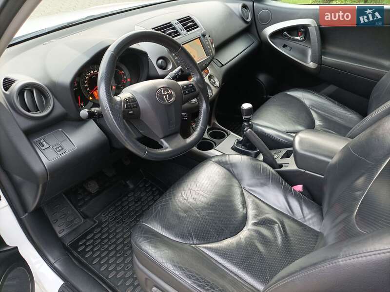 Внедорожник / Кроссовер Toyota RAV4 2011 в Ровно