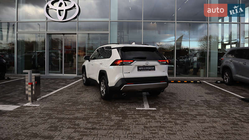 Позашляховик / Кросовер Toyota RAV4 2023 в Рівному