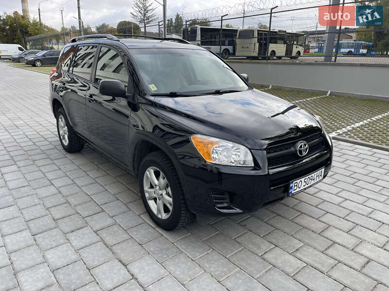 Позашляховик / Кросовер Toyota RAV4 2010 в Рівному