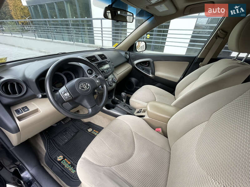 Позашляховик / Кросовер Toyota RAV4 2010 в Рівному