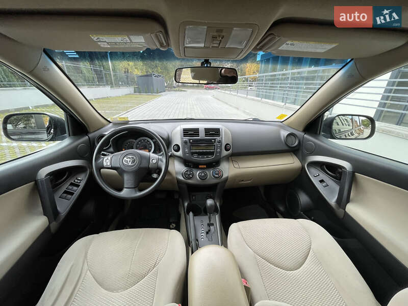 Позашляховик / Кросовер Toyota RAV4 2010 в Рівному
