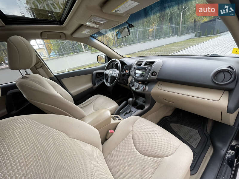 Позашляховик / Кросовер Toyota RAV4 2010 в Рівному