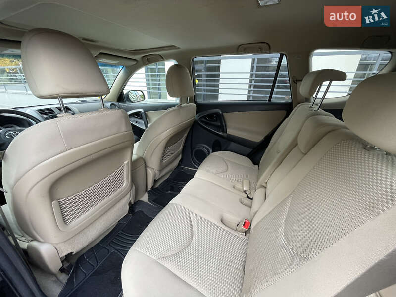 Позашляховик / Кросовер Toyota RAV4 2010 в Рівному