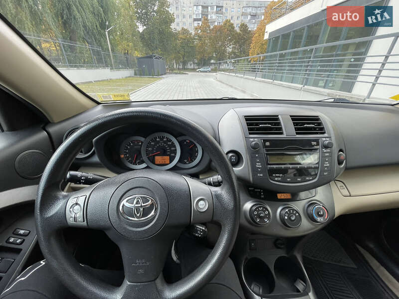 Позашляховик / Кросовер Toyota RAV4 2010 в Рівному