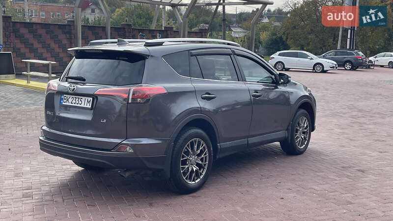 Внедорожник / Кроссовер Toyota RAV4 2016 в Ровно