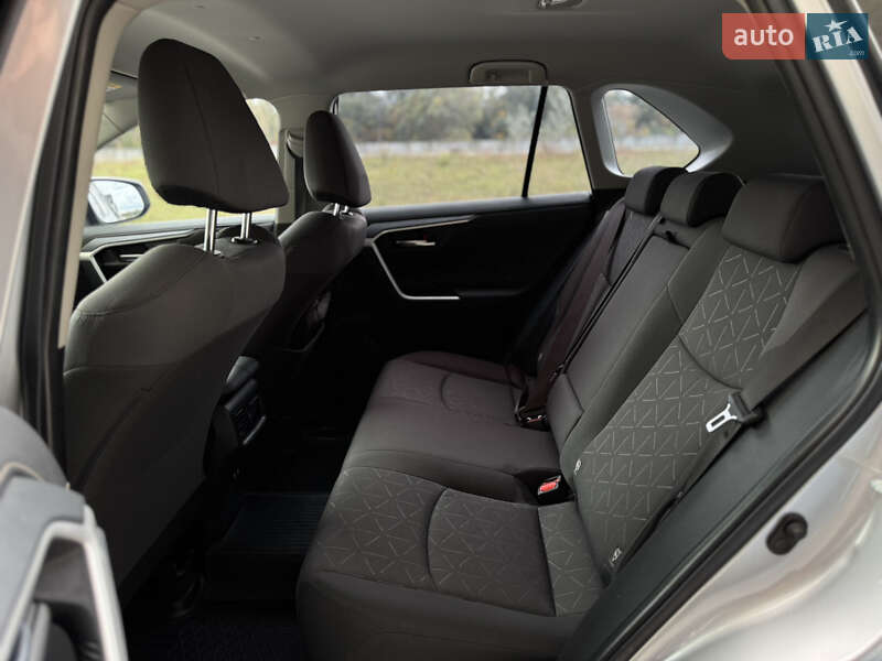 Внедорожник / Кроссовер Toyota RAV4 2019 в Киеве