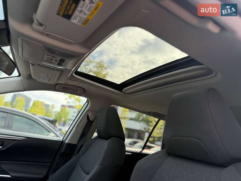 Позашляховик / Кросовер Toyota RAV4 2024 в Києві