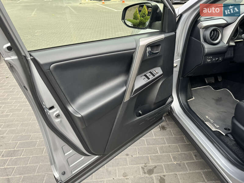 Позашляховик / Кросовер Toyota RAV4 2018 в Дніпрі