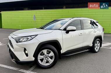 Внедорожник / Кроссовер Toyota RAV4 2019 в 