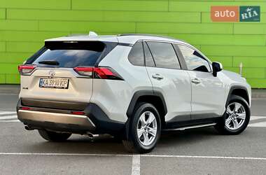 Внедорожник / Кроссовер Toyota RAV4 2019 в 