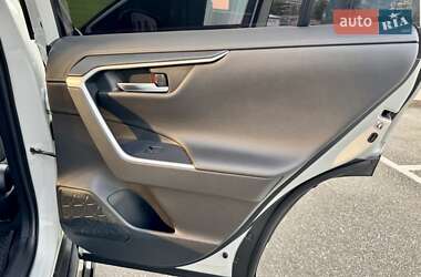 Внедорожник / Кроссовер Toyota RAV4 2019 в 