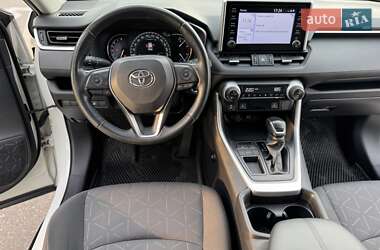 Внедорожник / Кроссовер Toyota RAV4 2019 в 