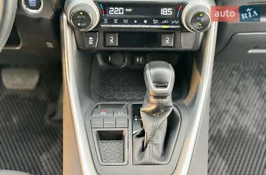 Внедорожник / Кроссовер Toyota RAV4 2019 в 