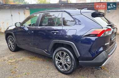 Позашляховик / Кросовер Toyota RAV4 2023 в 