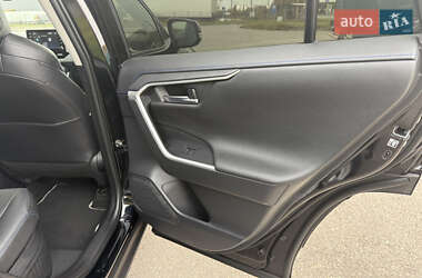 Внедорожник / Кроссовер Toyota RAV4 2021 в 